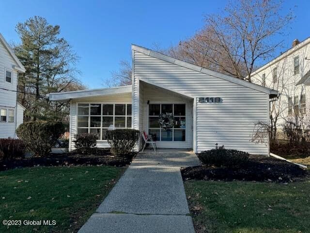 2117/2119 Burdett Avenue, photo 1