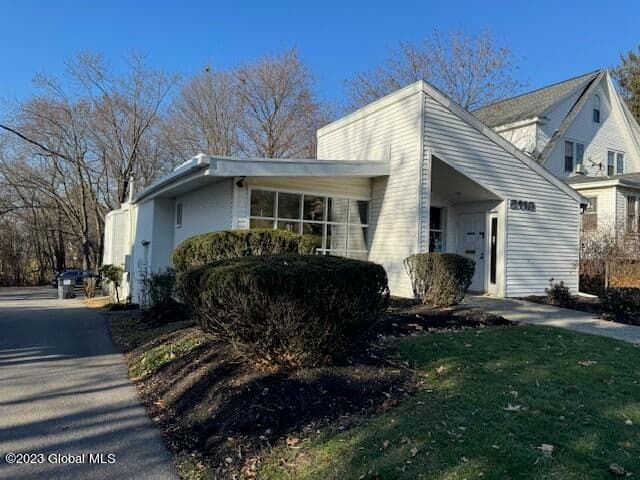 2117/2119 Burdett Avenue, photo 2