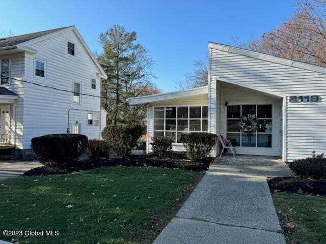 2117/2119 Burdett Avenue, photo 4