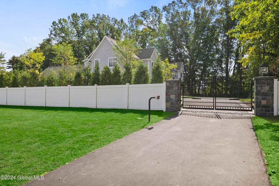 116 Crescent Street, photo 2