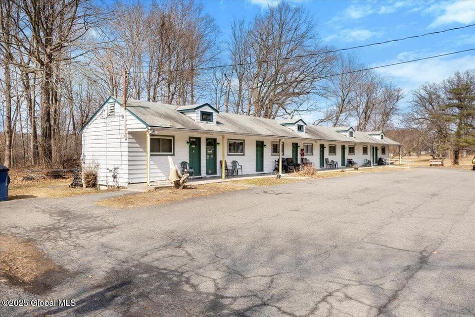 1049 River Road, photo 1