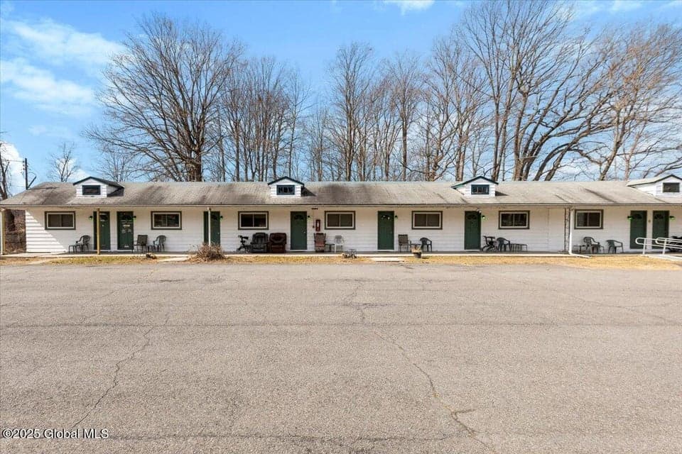1049 River Road, photo 2
