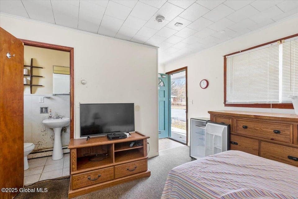 1049 River Road, photo 3