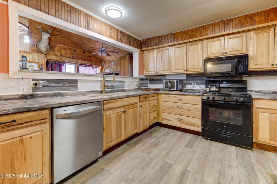 589 Anderson Road, photo 3