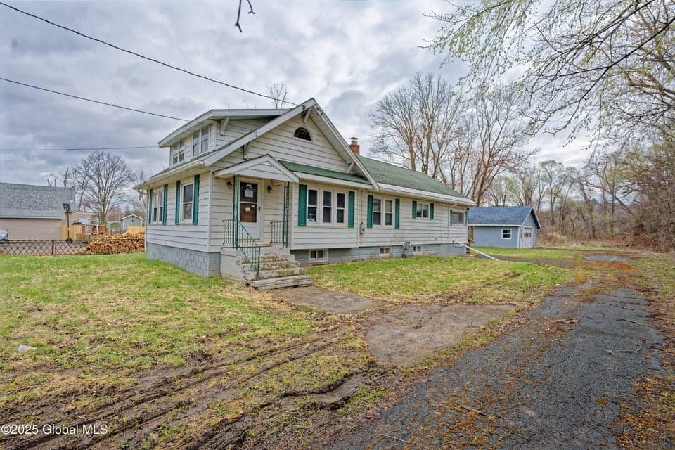 387 Hudson River Road, photo 1