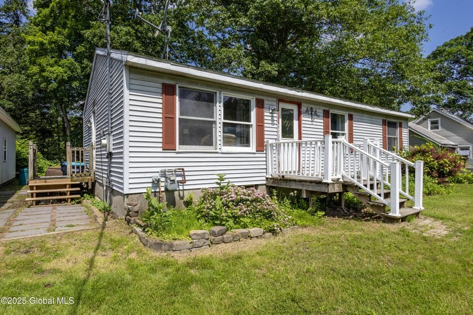 13 Eastside Drive, Clifton Park, NY, photo 2