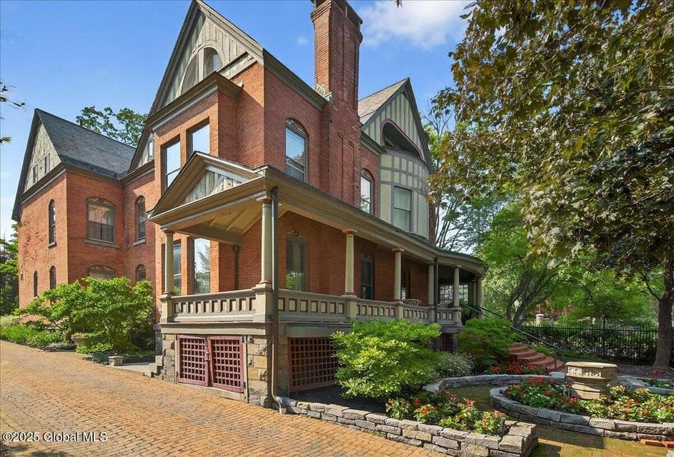 605 N Broadway, Saratoga Springs, Inside, NY 12866