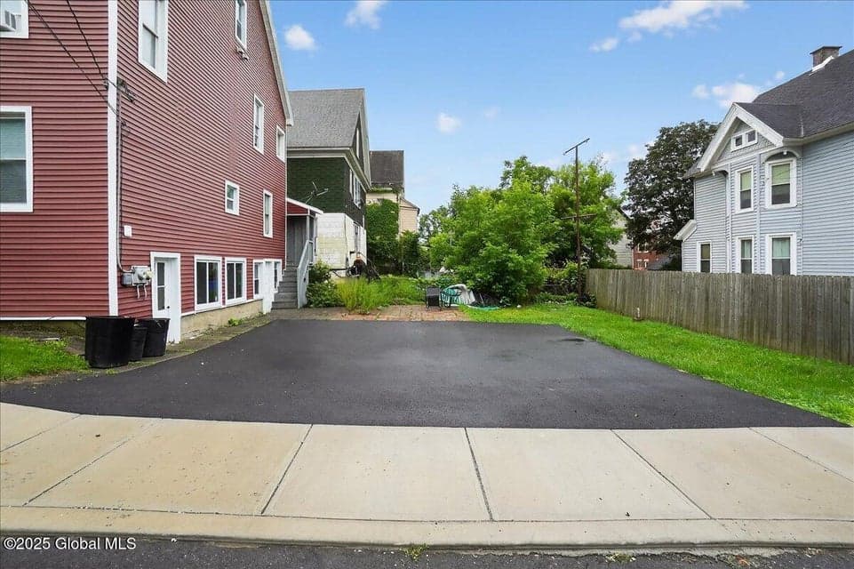 329 E Main Street, photo 2