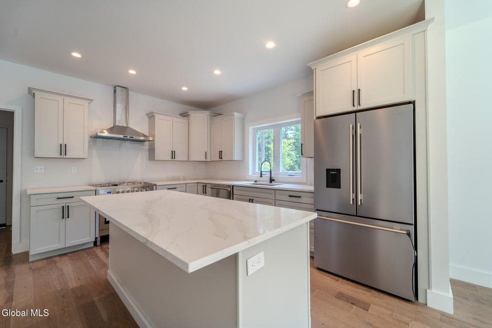 233 Pinewood Drive, photo 3