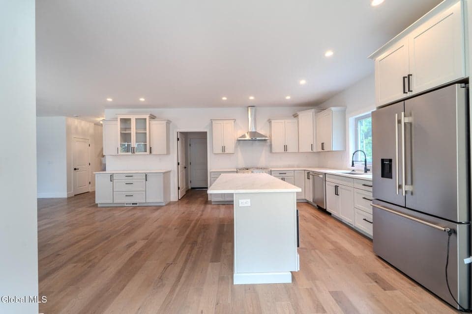 233 Pinewood Drive, photo 2