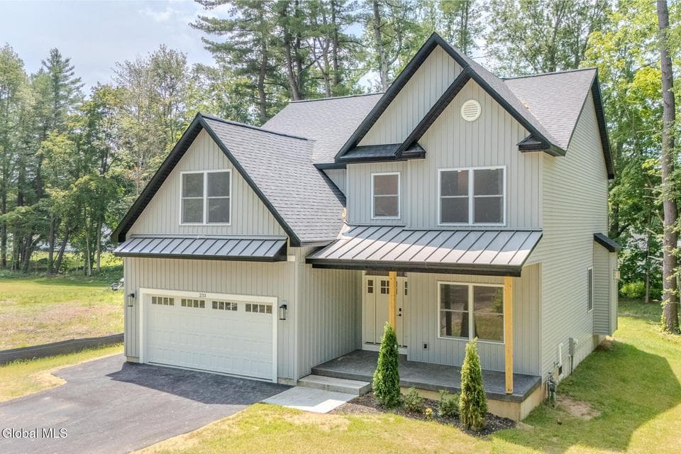 233 Pinewood Drive, photo 1