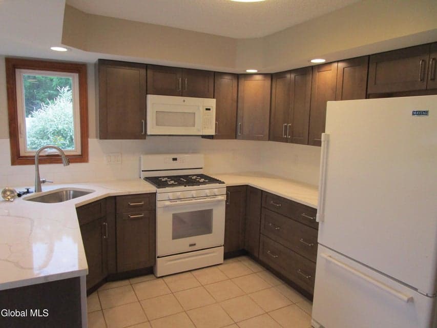 28 Wedgewood Lane, Guilderland, NY 12186, photo 3