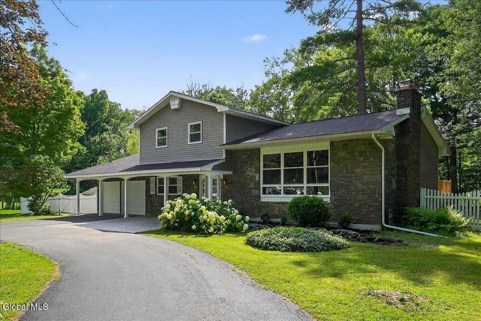 7 Colonie Avenue, photo 1
