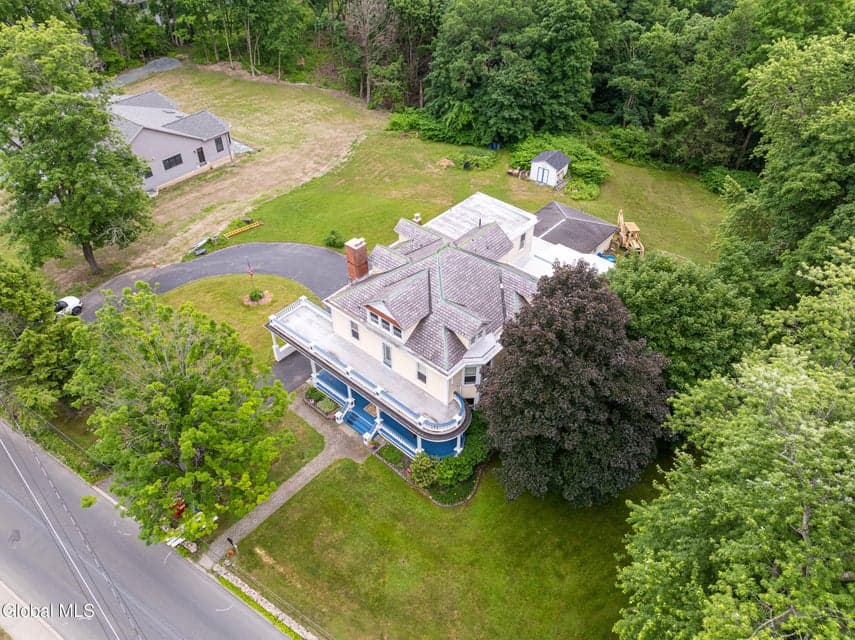 110 Green Avenue, photo 3