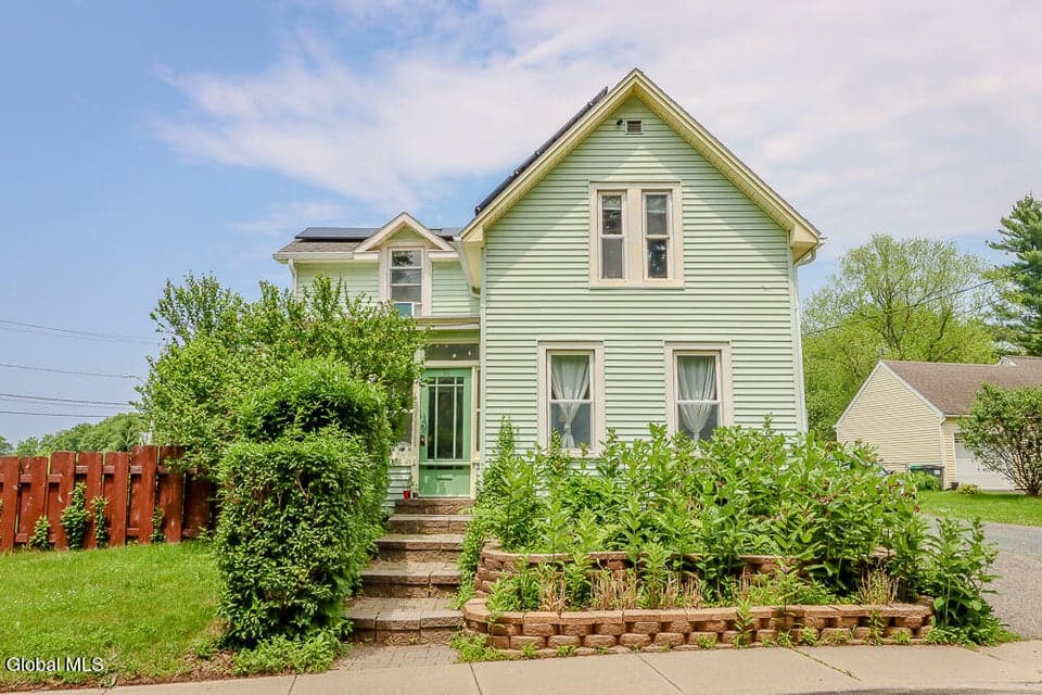 91 Green Avenue, photo 1