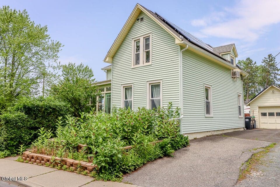 91 Green Avenue, photo 2