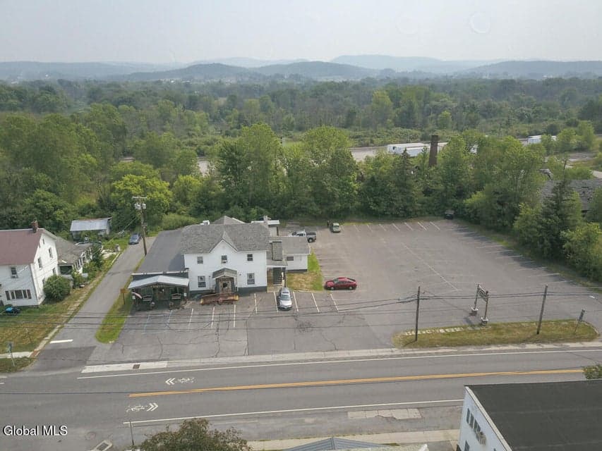 209 Broadway, photo 4