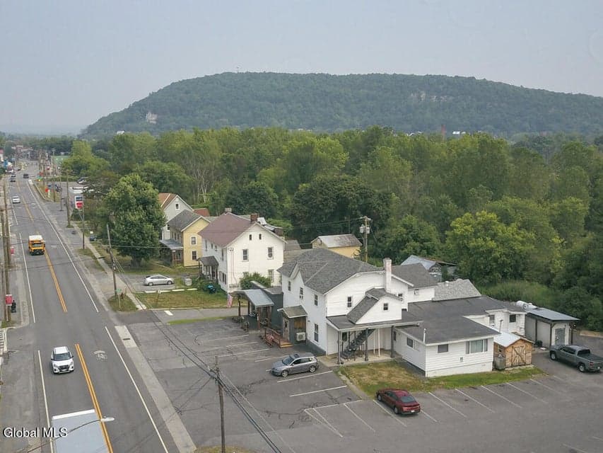 209 Broadway, photo 3