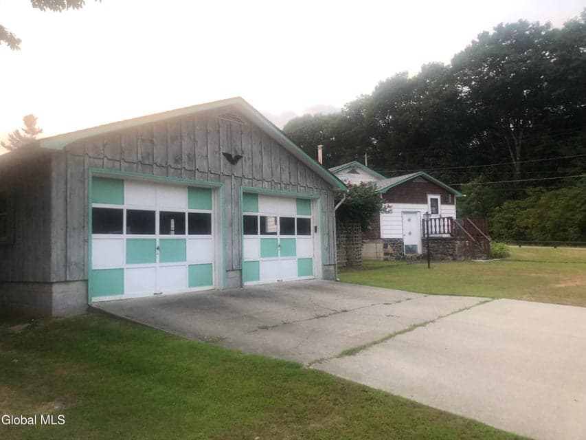 107 Champlain Drive, photo 2