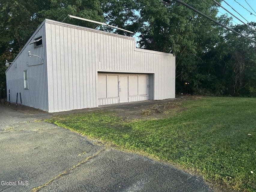 2 Maple Avenue, photo 1