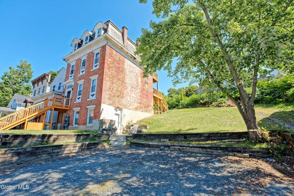 1554 1st Street, photo 3