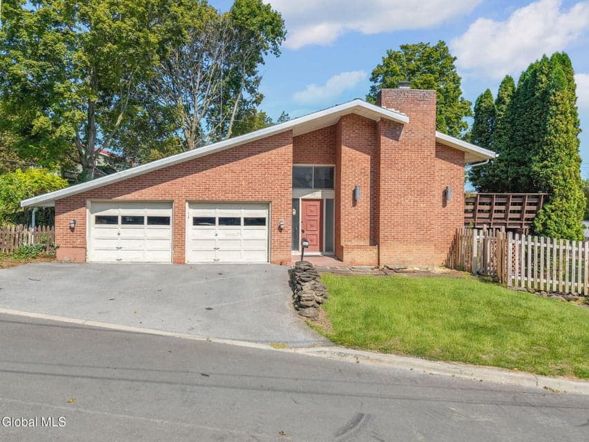122 Lincoln Avenue, photo 1