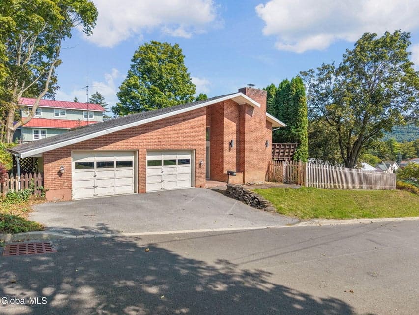 122 Lincoln Avenue, photo 2