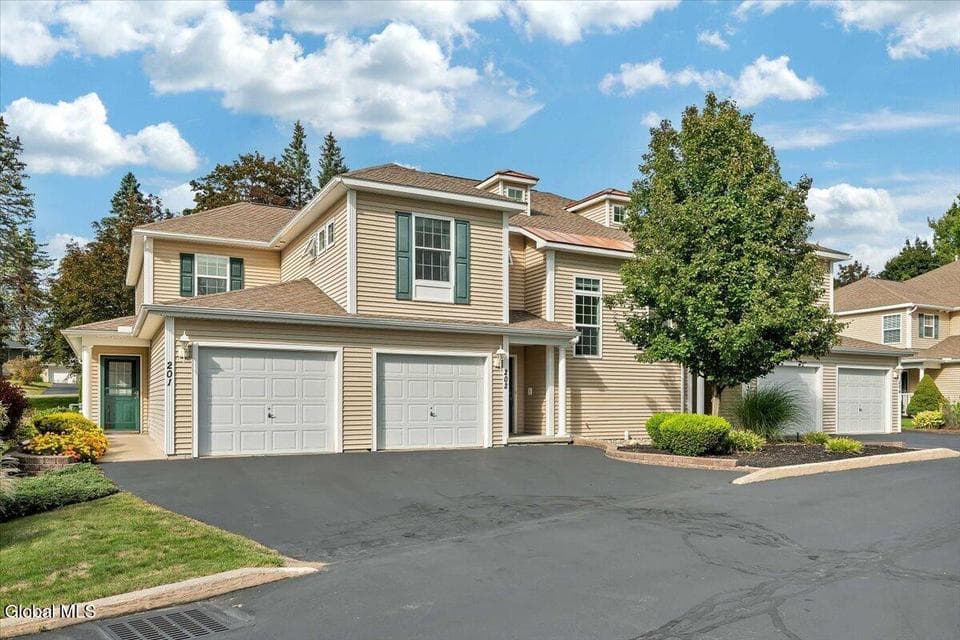 202 Royale Court, photo 1