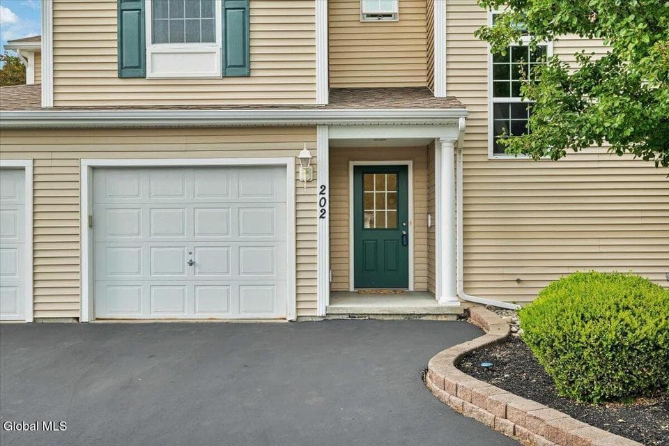 202 Royale Court, photo 3