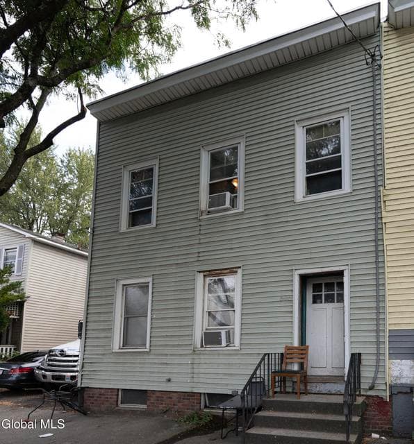 596 Livingston Avenue, photo 1