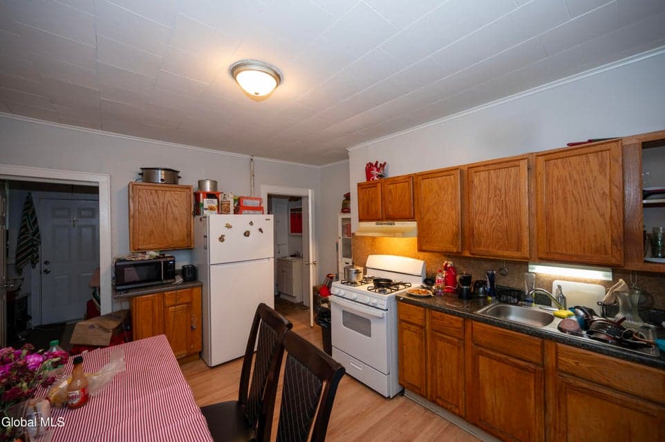 596 Livingston Avenue, photo 2