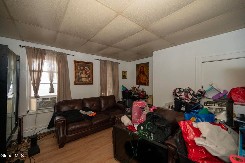 596 Livingston Avenue, photo 3