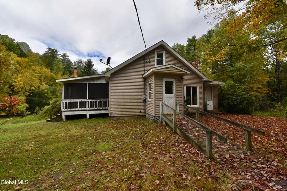 318 Howe Road, photo 1