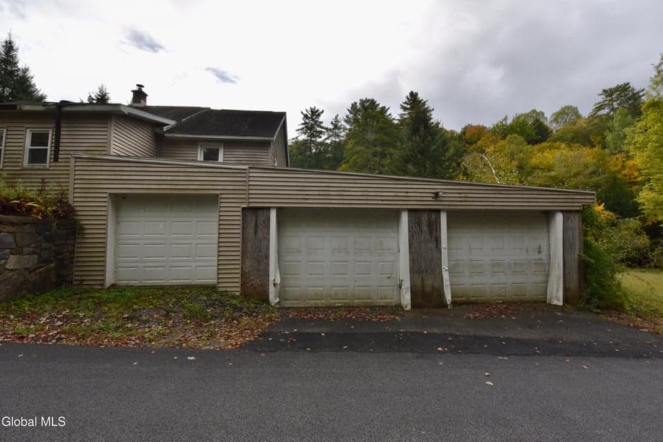 318 Howe Road, photo 2