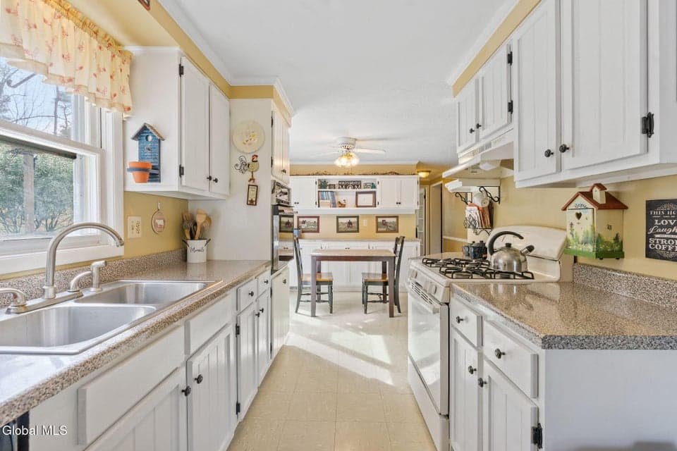 233 Maple Avenue, photo 3