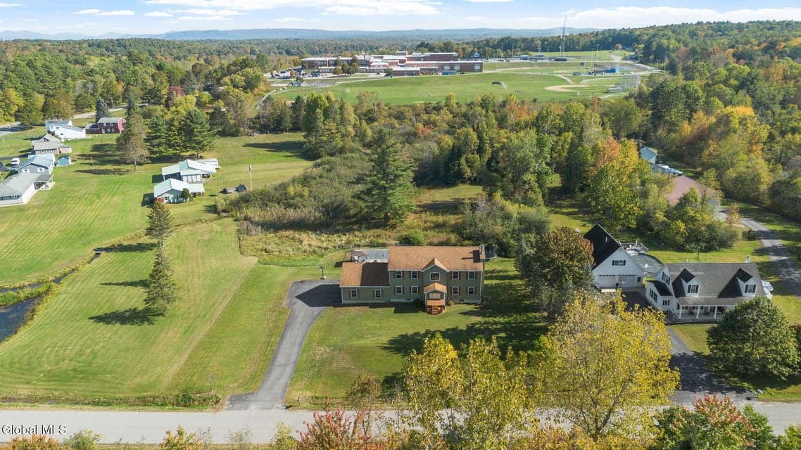 121 Pioneer Drive, photo 2