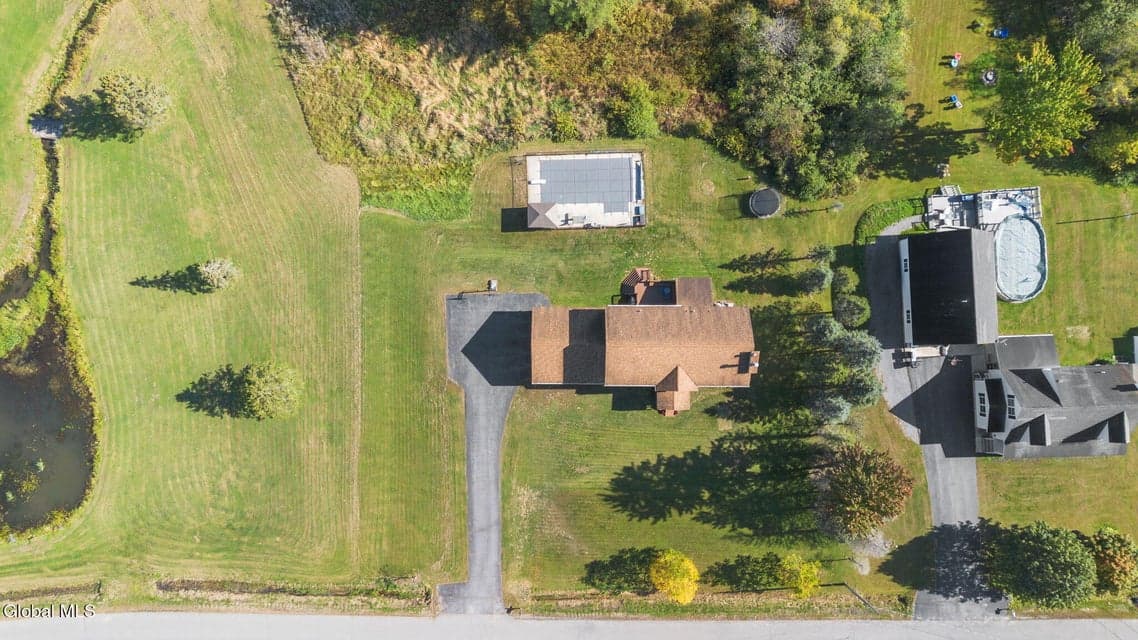 121 Pioneer Drive, photo 3
