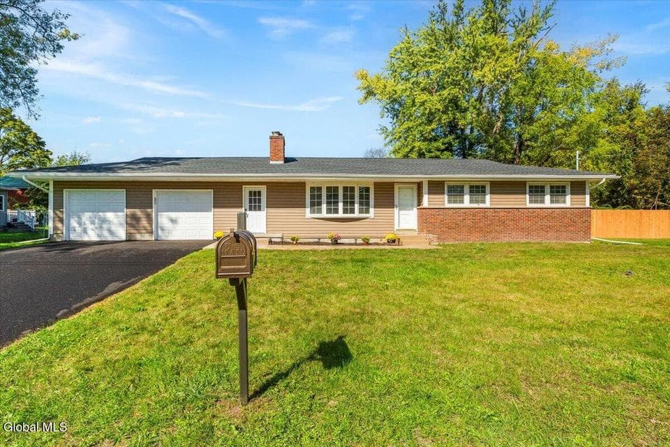 82 N Lincoln Street, photo 1