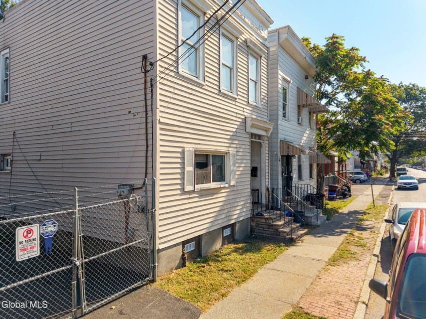 627 3rd Street, photo 3