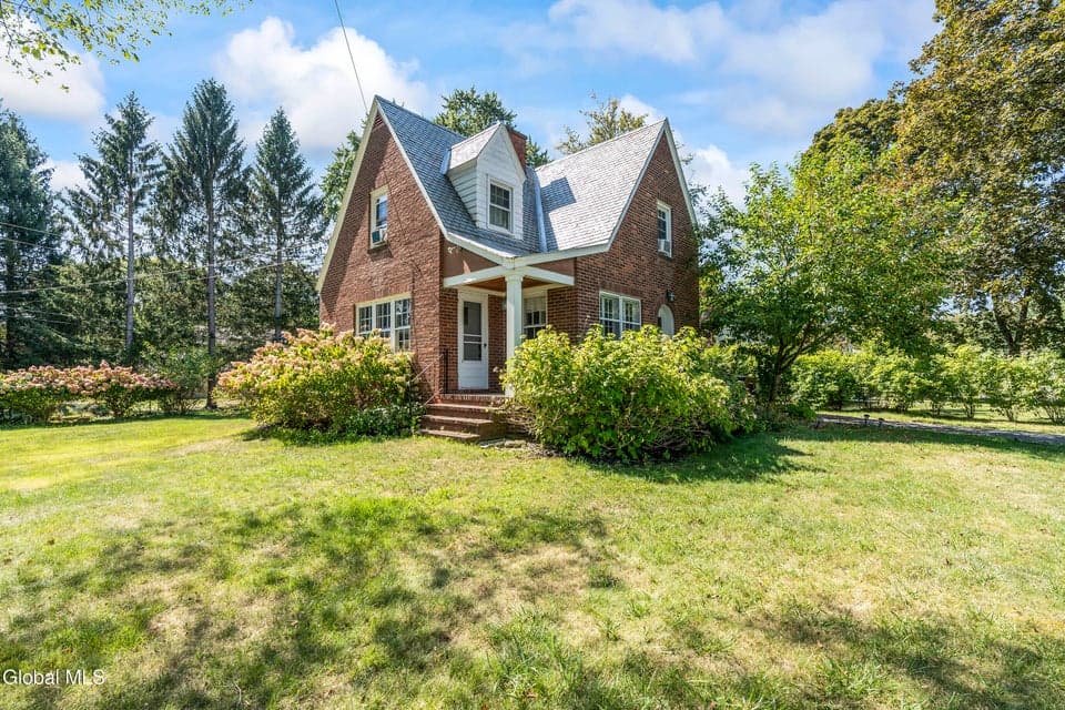 142 Kenwood Avenue, photo 1