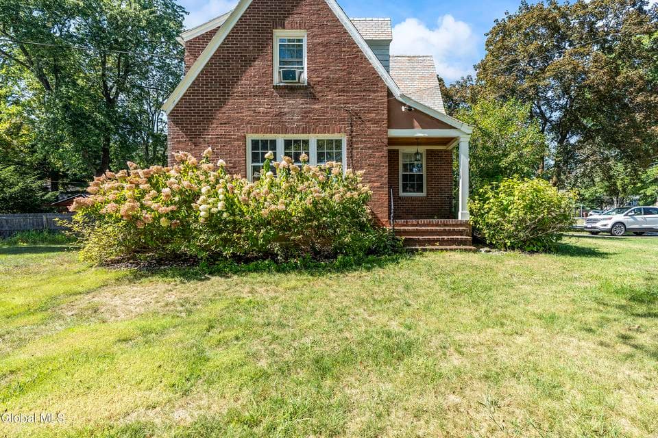 142 Kenwood Avenue, photo 3