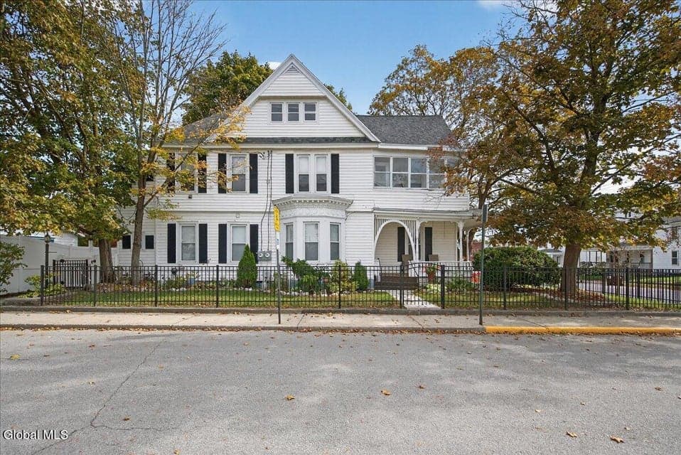 20 Saratoga Avenue, photo 1