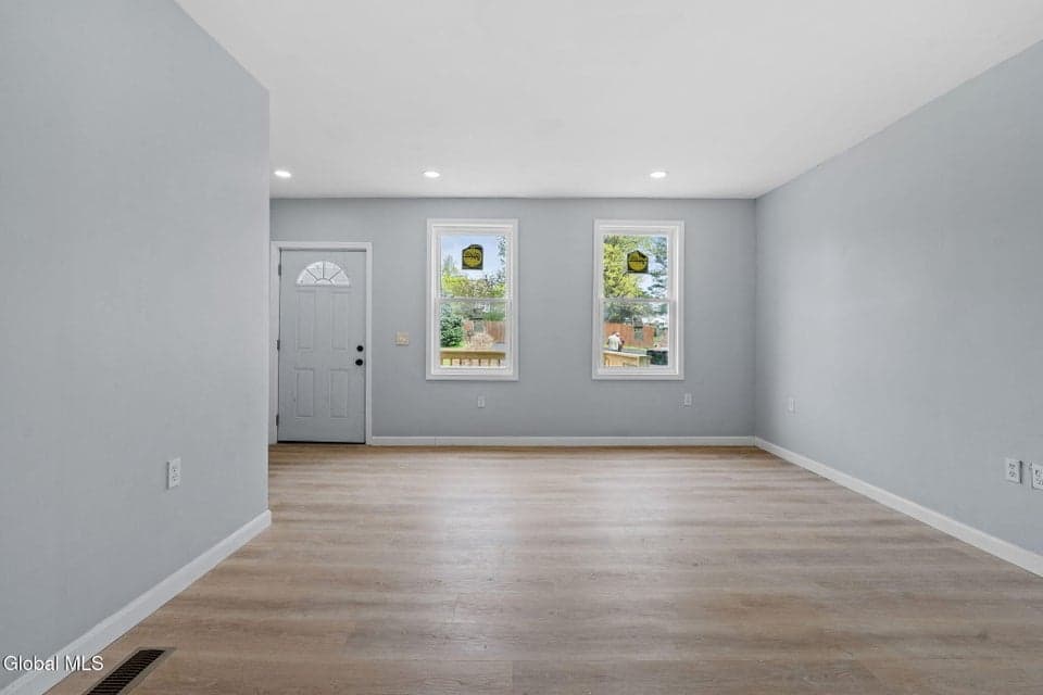 111 Mann Avenue, photo 3
