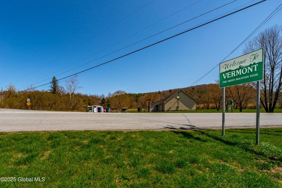 49 State Line Road, photo 2