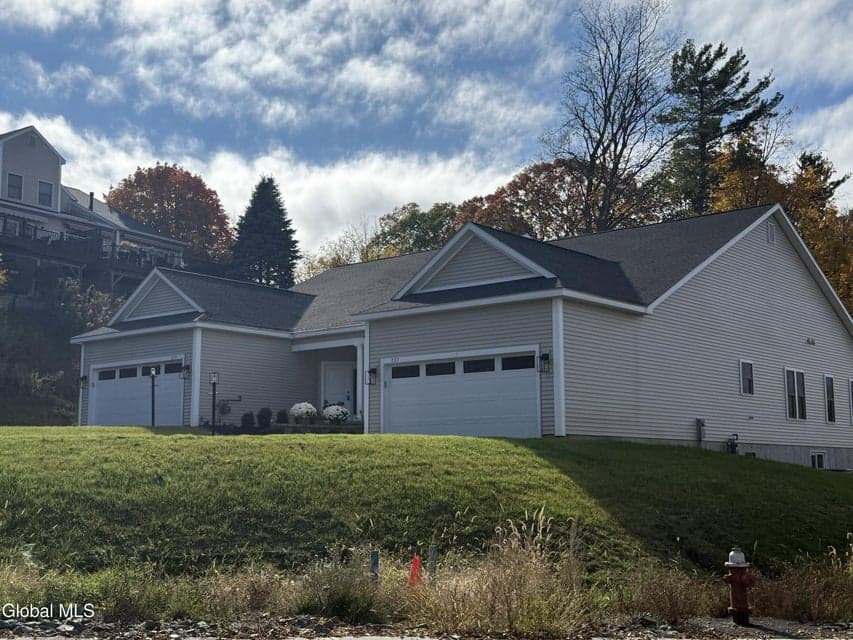 227 Cemetery Road, photo 1