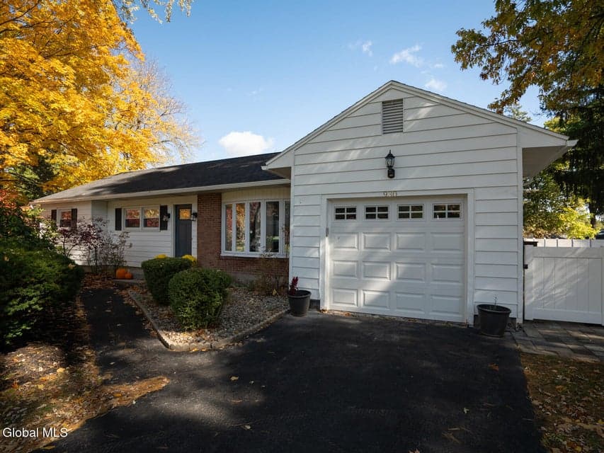 930 Riverview Road, photo 1