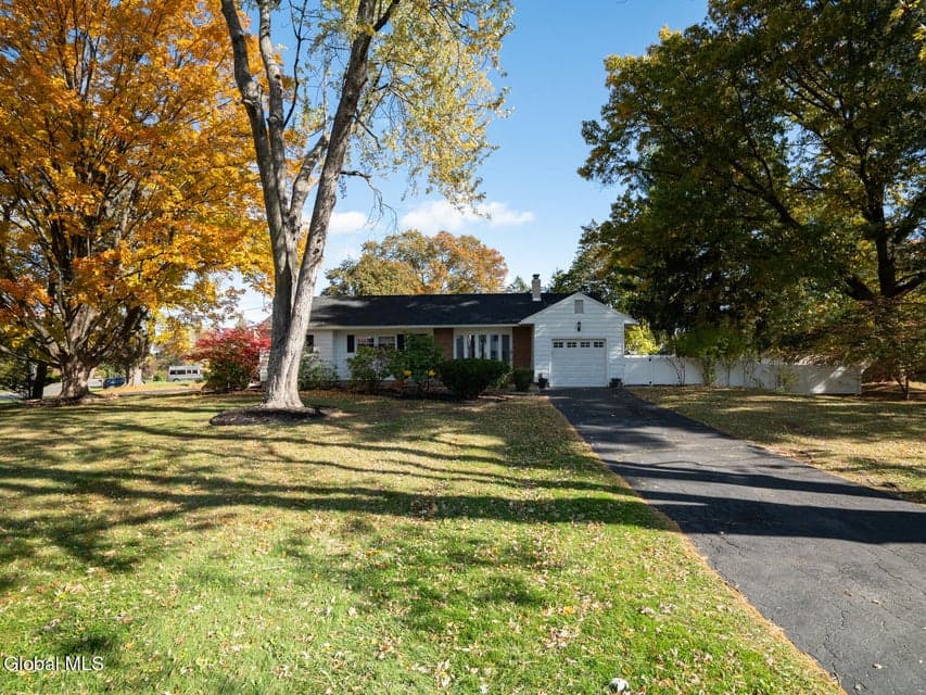 930 Riverview Road, photo 3