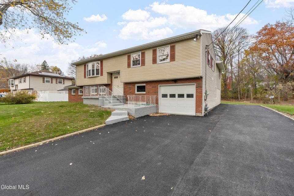 53 Eberle Road, photo 1