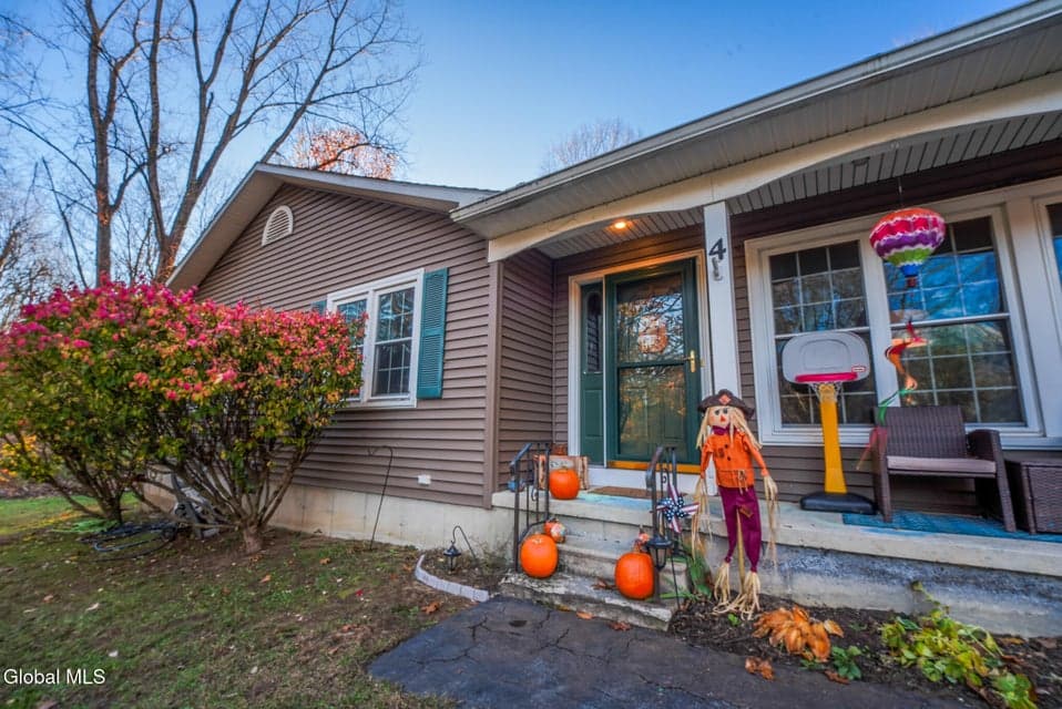 4 Hobbs Lane, Moreau, NY, photo 5