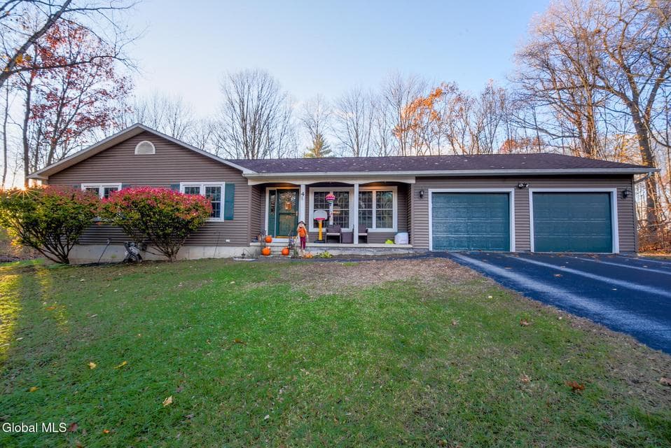 4 Hobbs Lane, Moreau, NY, photo 2